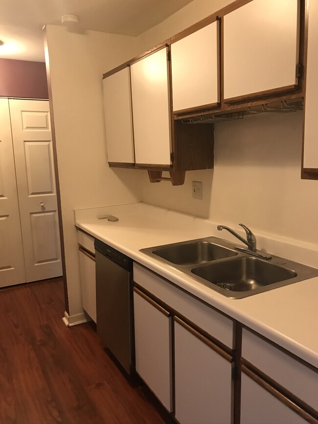 Building Photo - 1806 Hemlock Pl