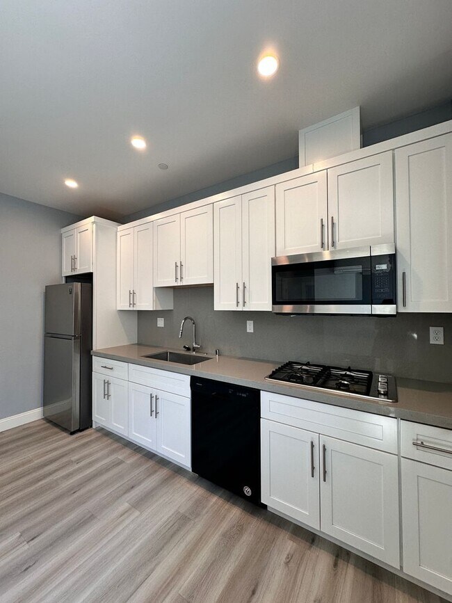 Foto del edificio - Attached separate first floor 1-bedroom, 1-bathroom suite