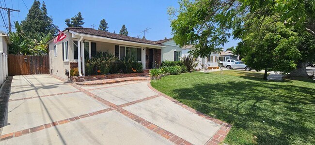 Building Photo - Charming Burbank home with Pool