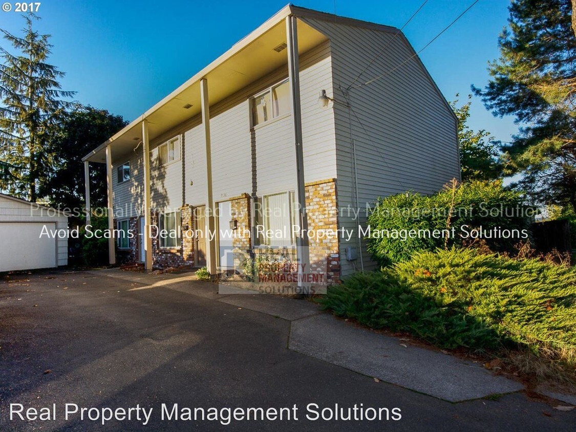 Primary Photo - 9136-9140 NE Oregon St