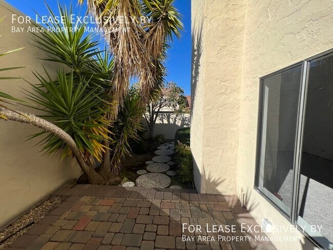 Building Photo - Spacious 3BR/2.5BA home in Redwood Shores ...
