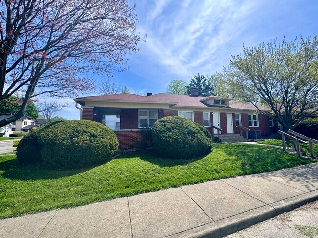 Building Photo - 4901 E New York St - 2 Bed/1 Bath -move in...