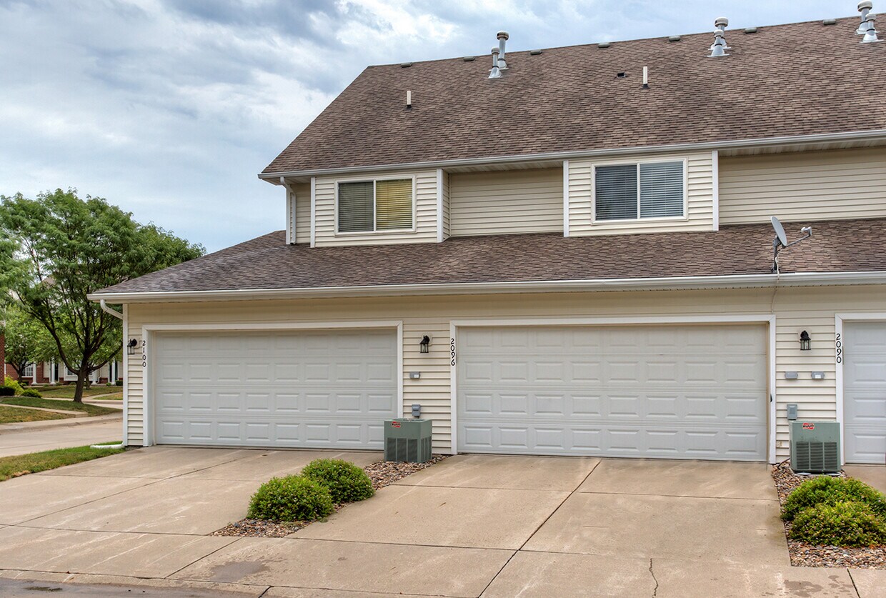 2 car garage - 2096 Ridgeview Cir