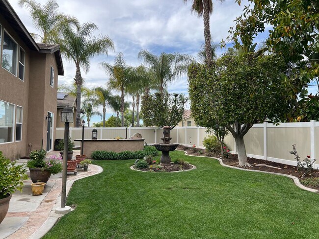 Building Photo - Gorgeous and spacious 5 bedroom FURNISHED ...
