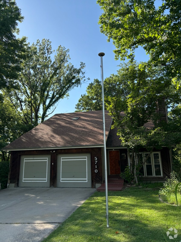 Building Photo - 5710 NW Verlin Dr
