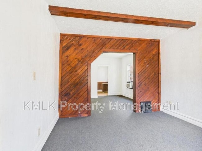 Building Photo - 533 Gage St