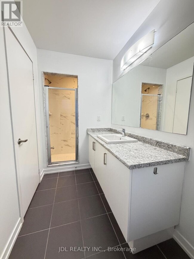 Photo du bâtiment - 302 Clay Stones St