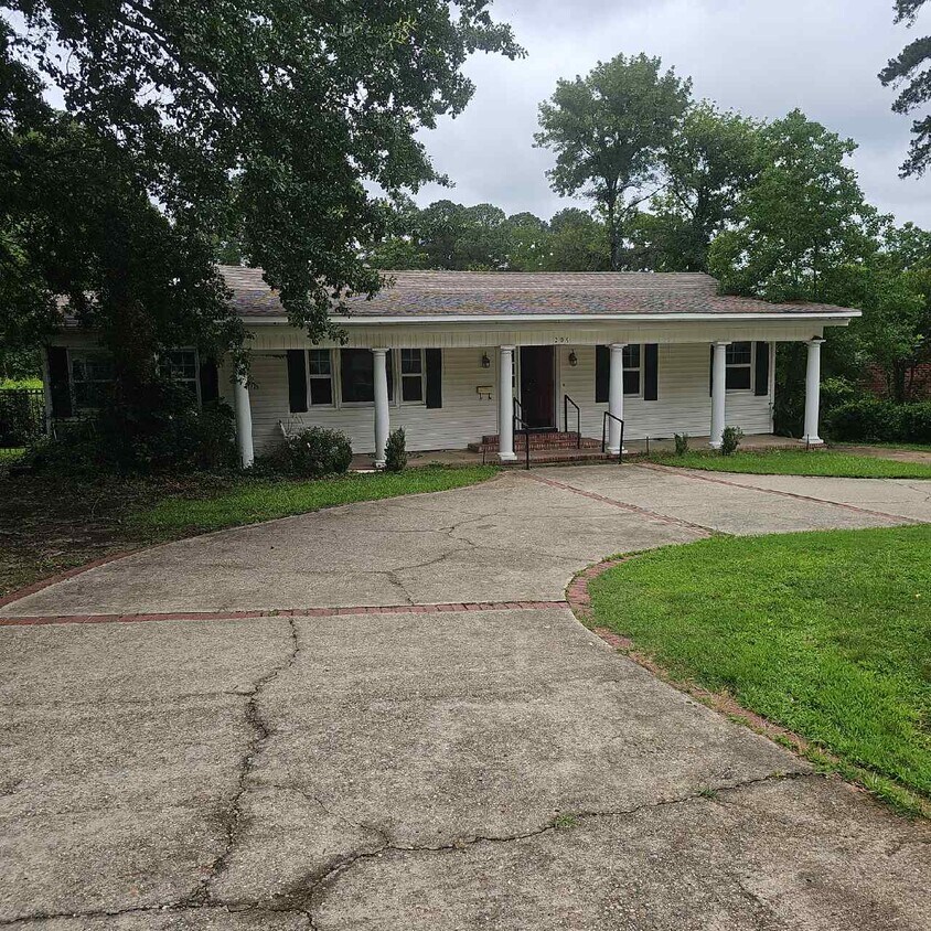 Foto principal - 209 N Pinecrest Dr