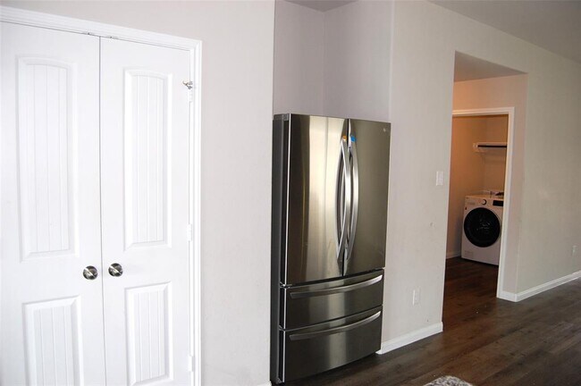 Foto del edificio - 5410 Brooklyn Rose Dr