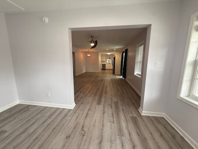 Foto del edificio - 120 N Pinewood Dr