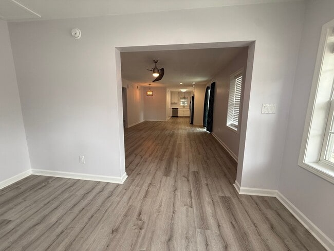 Building Photo - 120 N Pinewood Dr