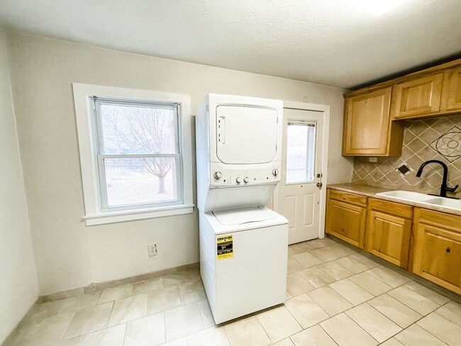 Building Photo - 2 bedroom single family home in South lawn