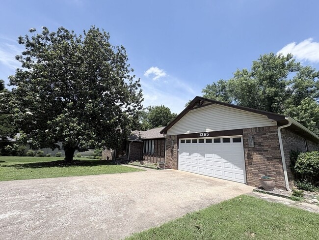 Building Photo - Remarkable 4 bed 2.5 bath w/ basement in Siloam Springs