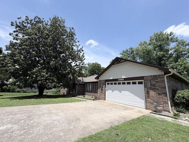 Foto del edificio - Remarkable 4 bed 2.5 bath w/ basement in Siloam Springs