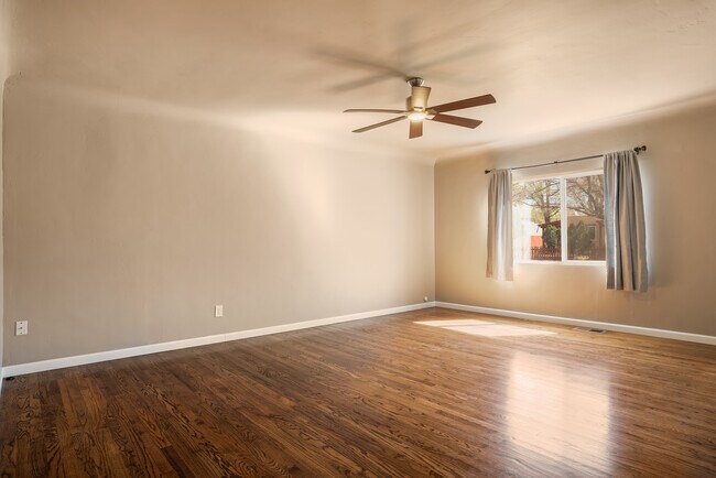 Foto del edificio - 505 Carlisle Blvd NE