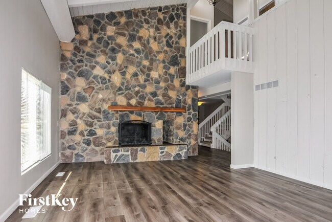 Building Photo - 11 St Valery Ct