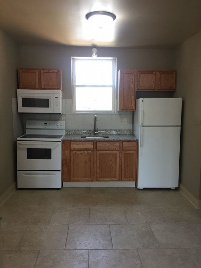 Building Photo - NEWLY RENOVATED 2 BDRM 1 BATH