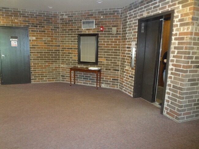 Building Photo - 1002 Castilian Ct