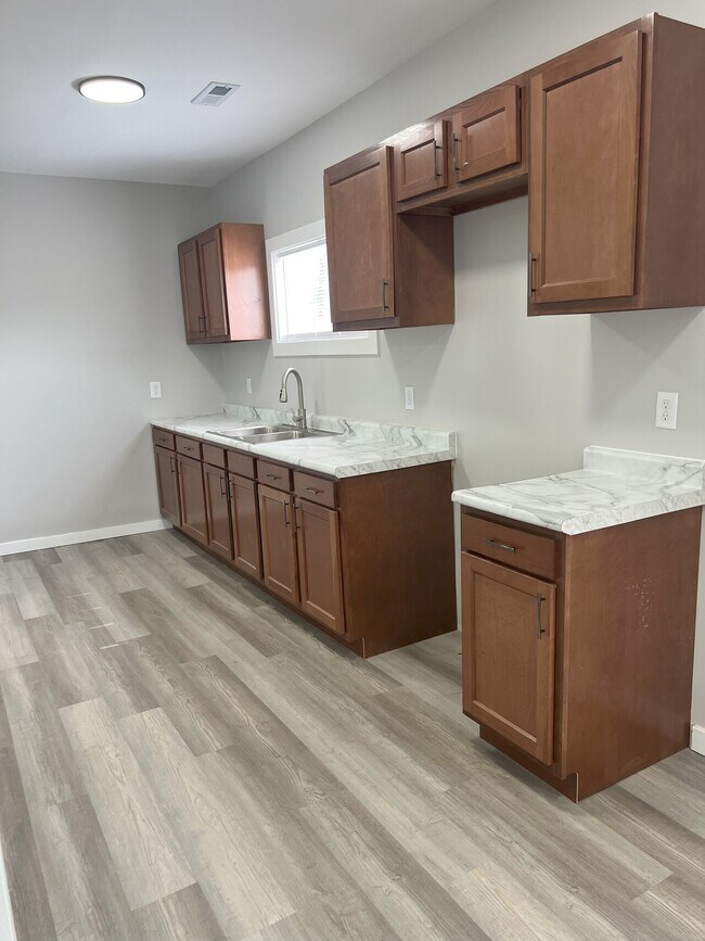 Building Photo - 712 Elizabeth