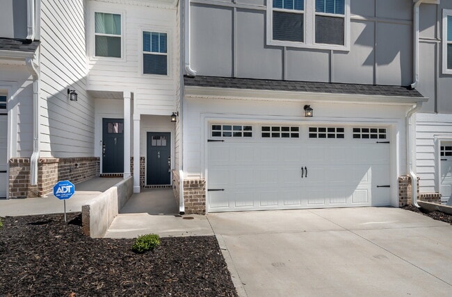 Building Photo - Stunning 3BR/2.5BA Luxury Townhome with Loft & Garage in Greenville! $2,050/mo rent