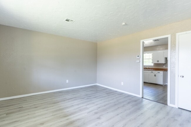 Building Photo - 4 bedroom home! **DEPOSIT SPECIAL!! 50% OF...