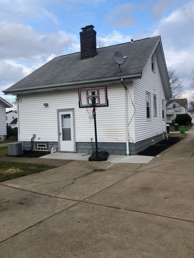 Building Photo - 2 Bedroom with Bonus Room in Basement