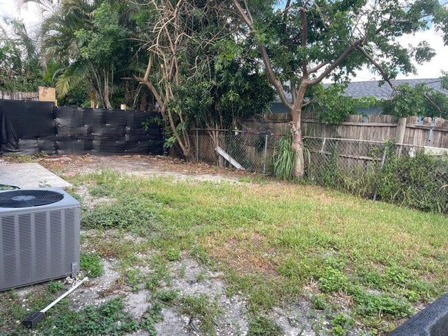 Building Photo - 1637 Barbarie Ln
