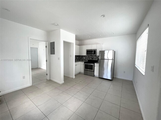 Foto del edificio - 6331 NE 4th Ct