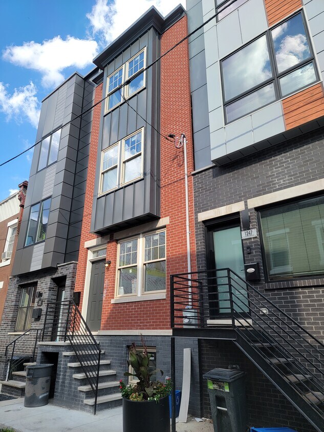 Foto principal - 1245 N Myrtlewood St