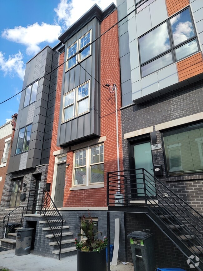 Building Photo - 1245 N Myrtlewood St
