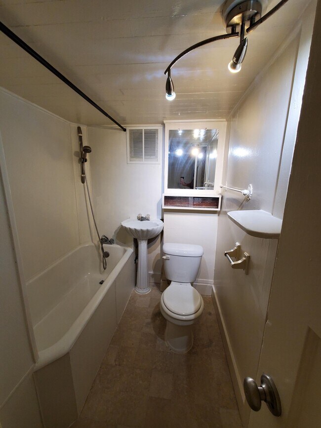 Bathroom - 1548 Elizabeth Ave