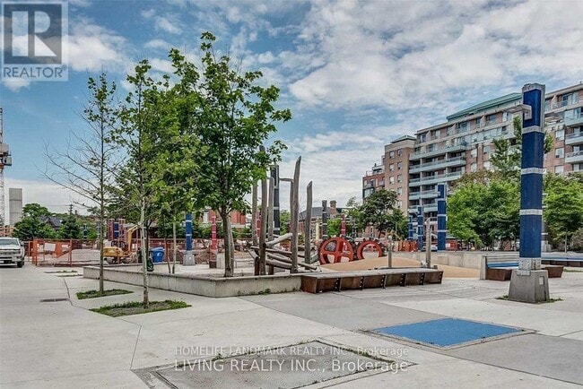 Building Photo - 36 Lisgar St