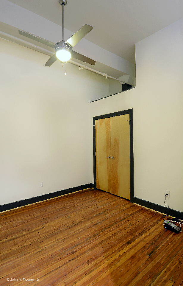Building Photo - 132 N Sycamore St