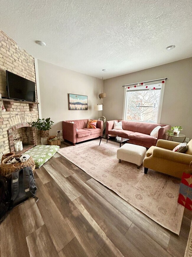 Building Photo - 1719 E 5th St