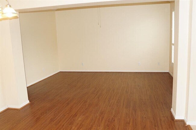 Building Photo - 723 Cedarwood Dr