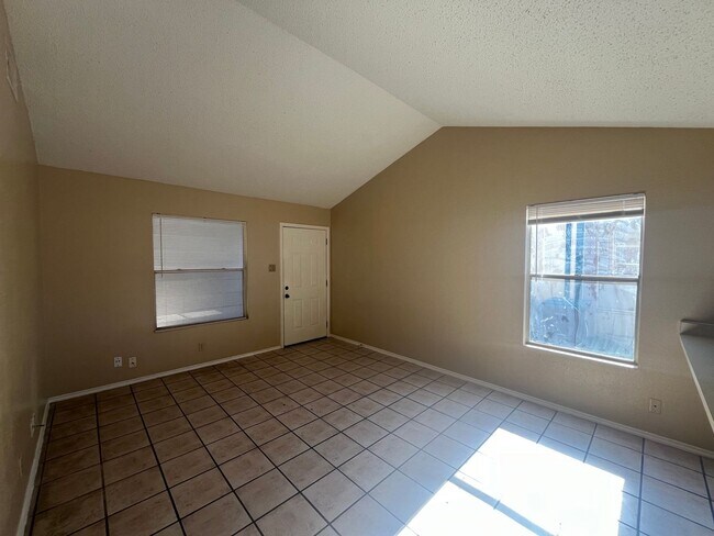 Foto del edificio - 5523 Lochmoor #2, San Antonio, TX. 78244