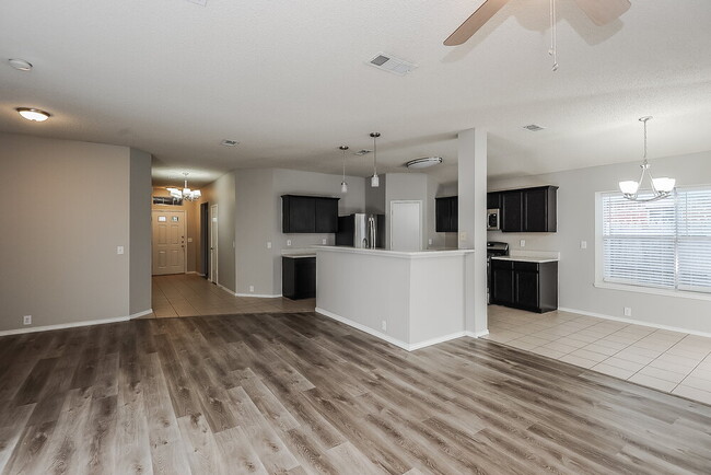 Building Photo - 833 Lariat Dr