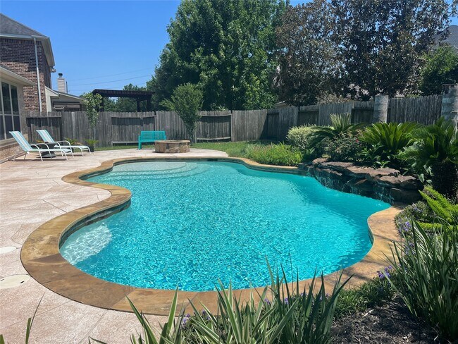 Foto del edificio - 5110 Shadow Breeze Ln