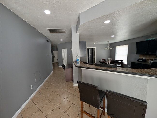 Building Photo - 714 N Vista Dr