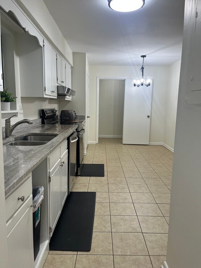 Building Photo - North Raleigh Move-In Ready Condo, On Grou...