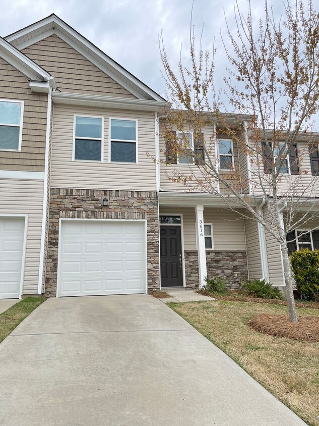 Foto principal - Convenient 3 Bed Townhome near Harrisburg