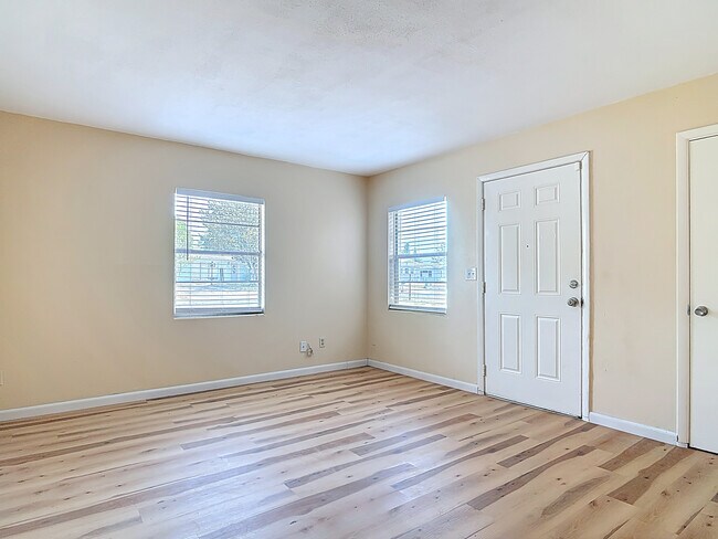 Foto del edificio - 1590 Hilldale Rd