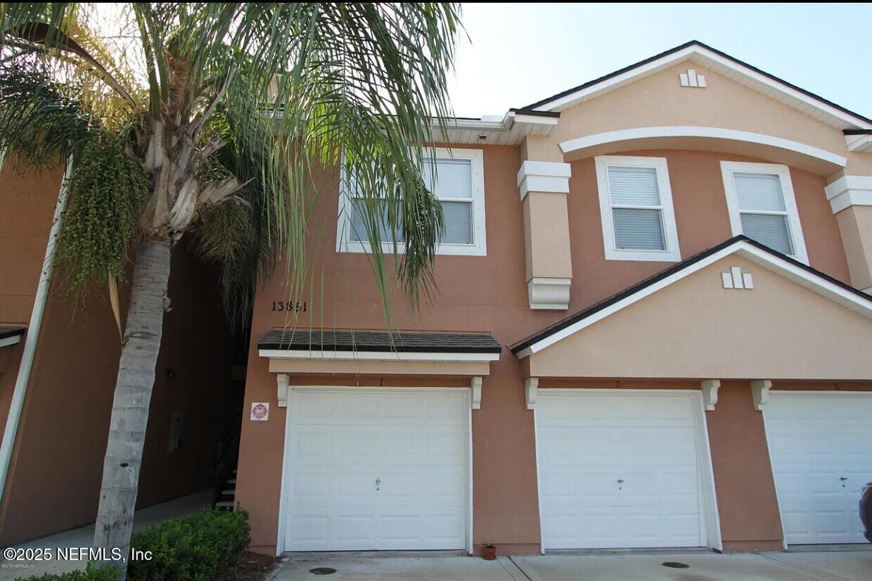 Foto principal - 13851 Herons Landing Way