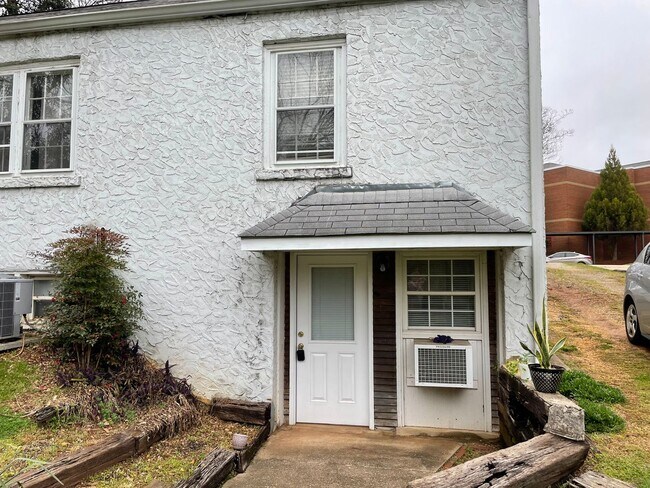 Building Photo - Cozy Studio in Five Points