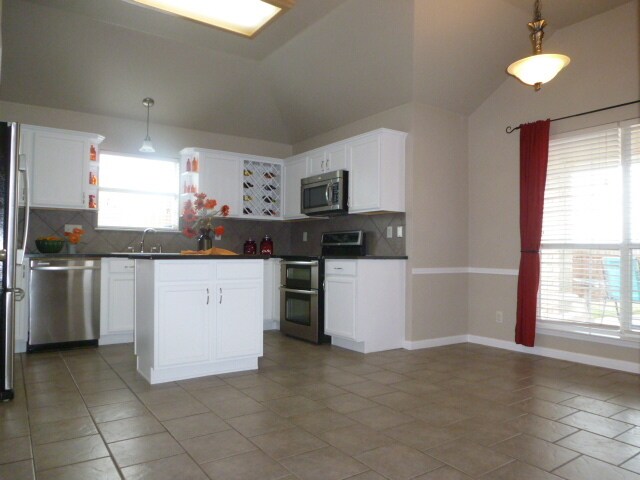 Building Photo - 2104 Drawbridge Dr