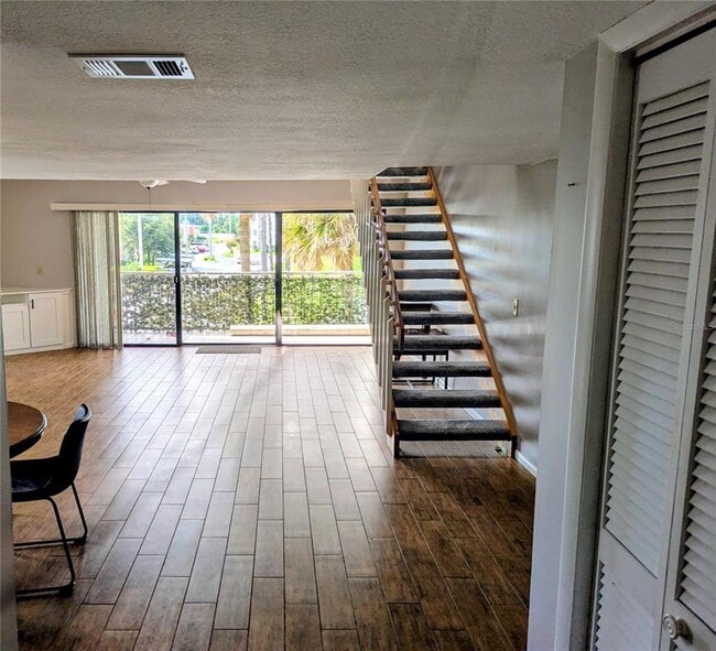 Building Photo - 2424 W Tampa Bay Blvd