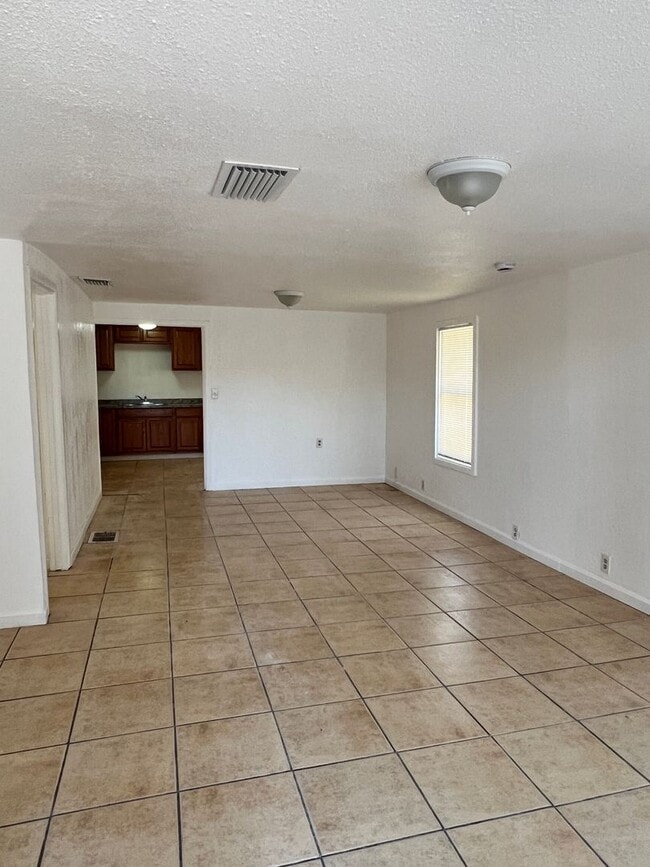 Foto del edificio - 3 Bedroom 1 Bath duplex with updated kitchen