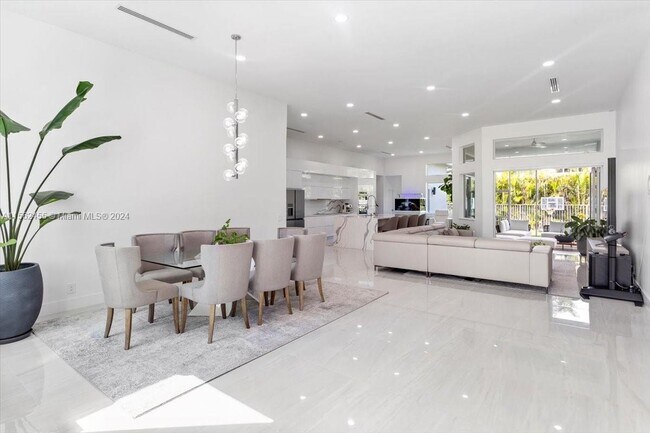 Foto del edificio - 3847 Crestwood Cir