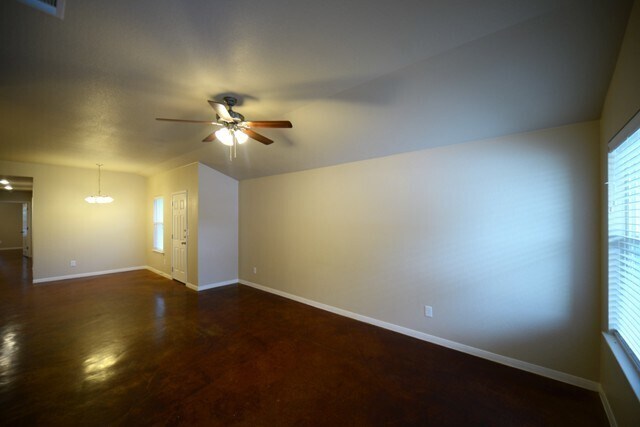 Building Photo - 930 Maplewood Dr