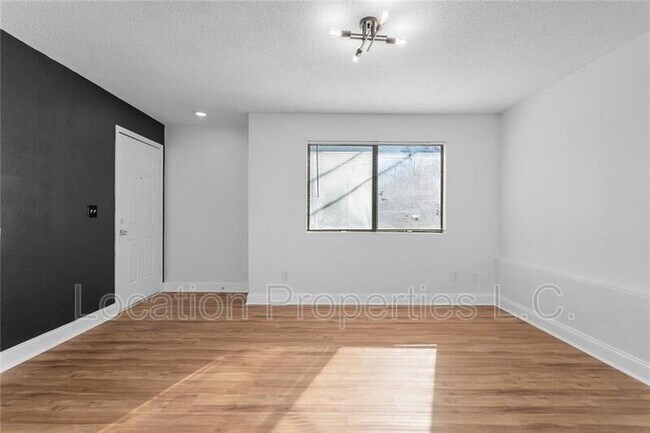 Foto del edificio - 1502 W 25th Ct